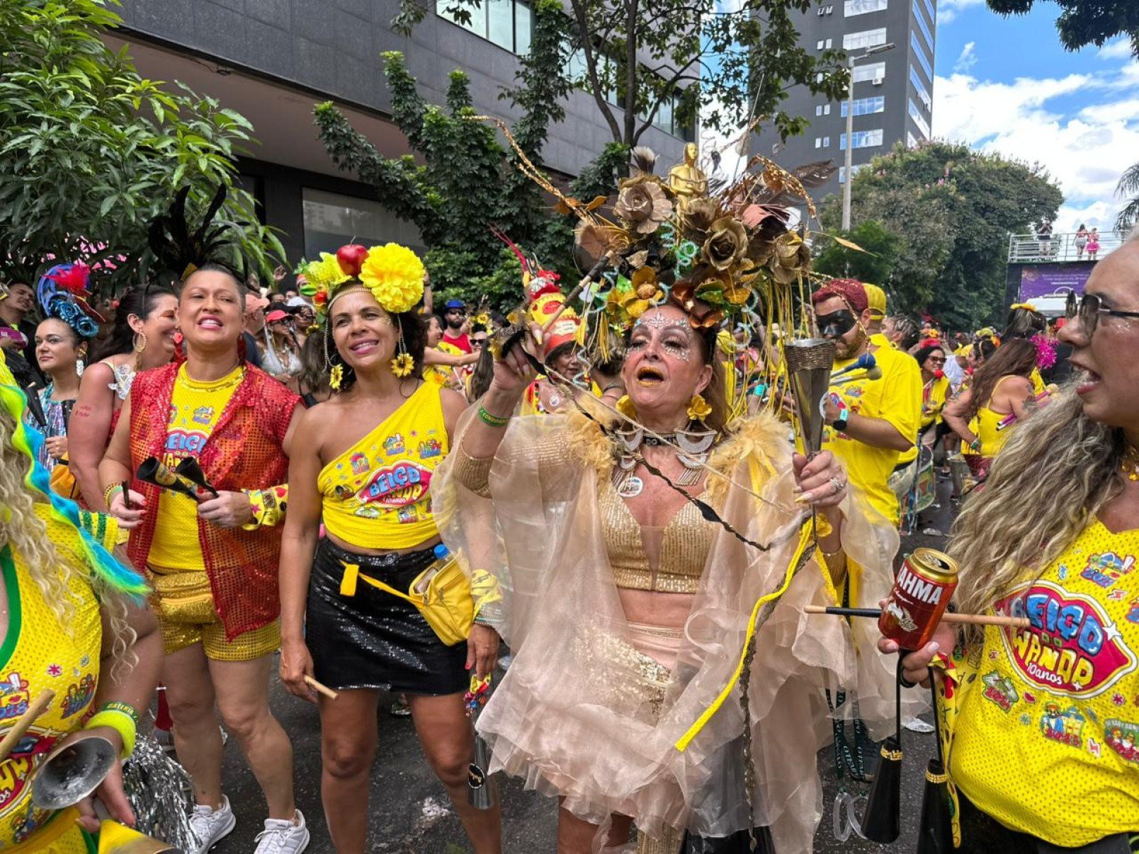 Sob o sol quente da manhã, na Avenida Brasil, o Beiço do Wando embalou foliões que cantavam em coro o clássico 