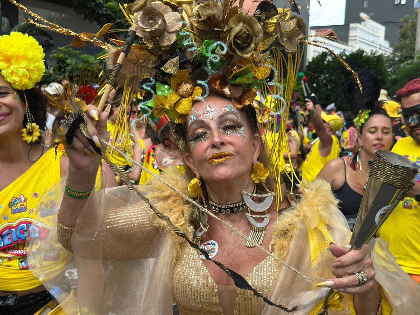 Sob o sol quente da manhã, na Avenida Brasil, o Beiço do Wando embalou foliões que cantavam em coro o clássico 
