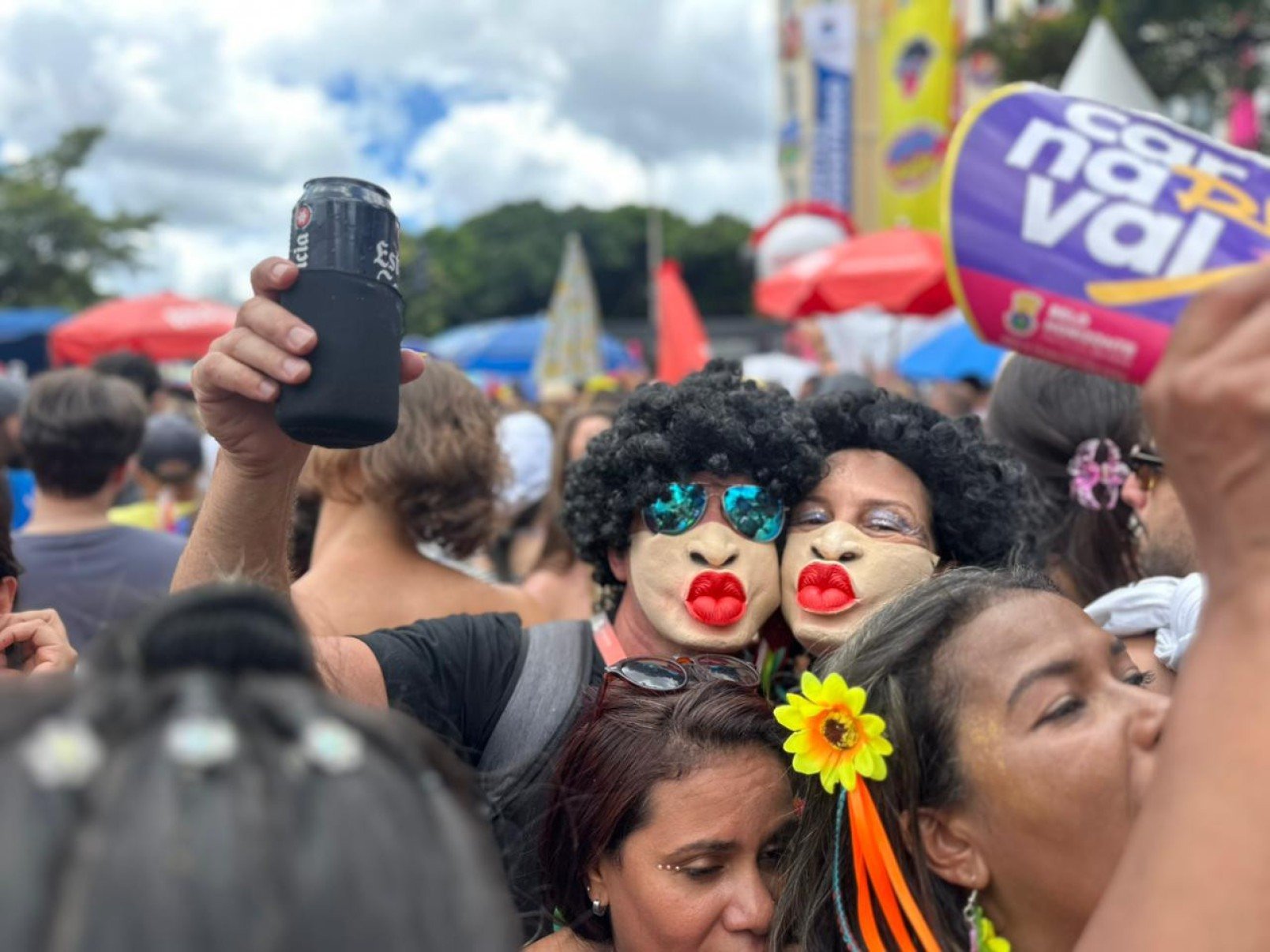 Sob o sol quente da manhã, na Avenida Brasil, o Beiço do Wando embalou foliões que cantavam em coro o clássico 