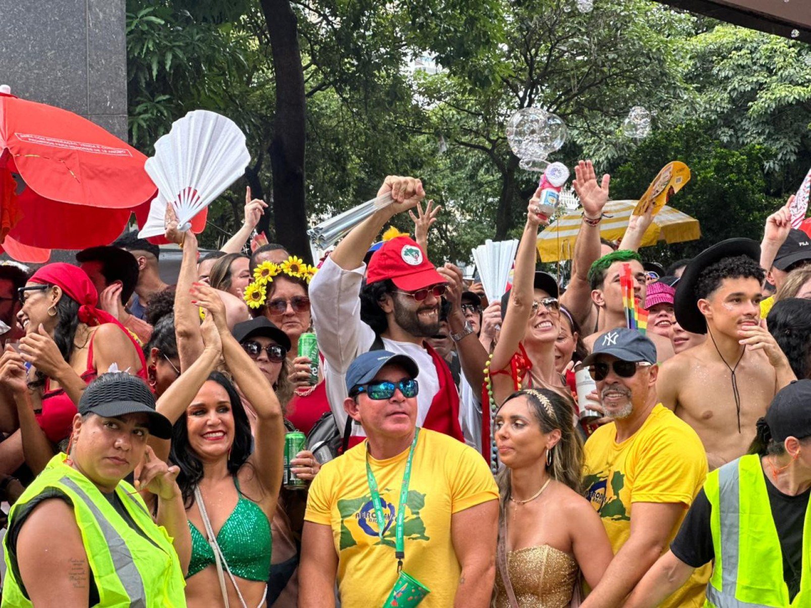 Sob o sol quente da manhã, na Avenida Brasil, o Beiço do Wando embalou foliões que cantavam em coro o clássico 