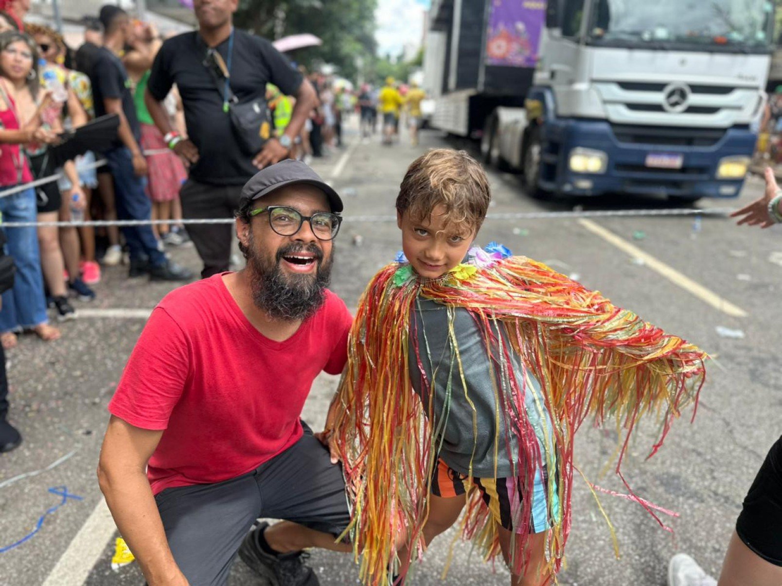 Sob o sol quente da manhã, na Avenida Brasil, o Beiço do Wando embalou foliões que cantavam em coro o clássico 