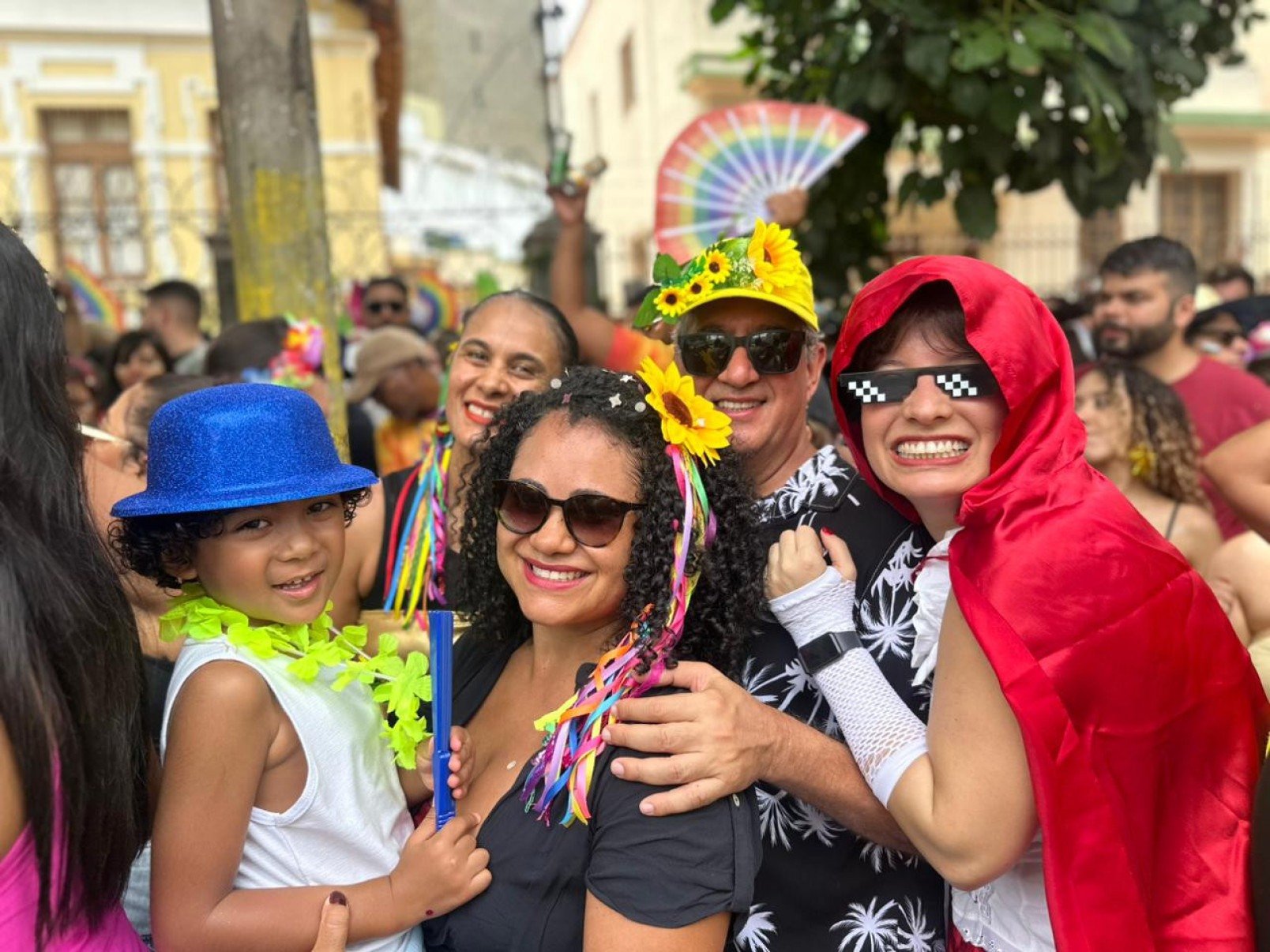 Sob o sol quente da manhã, na Avenida Brasil, o Beiço do Wando embalou foliões que cantavam em coro o clássico 