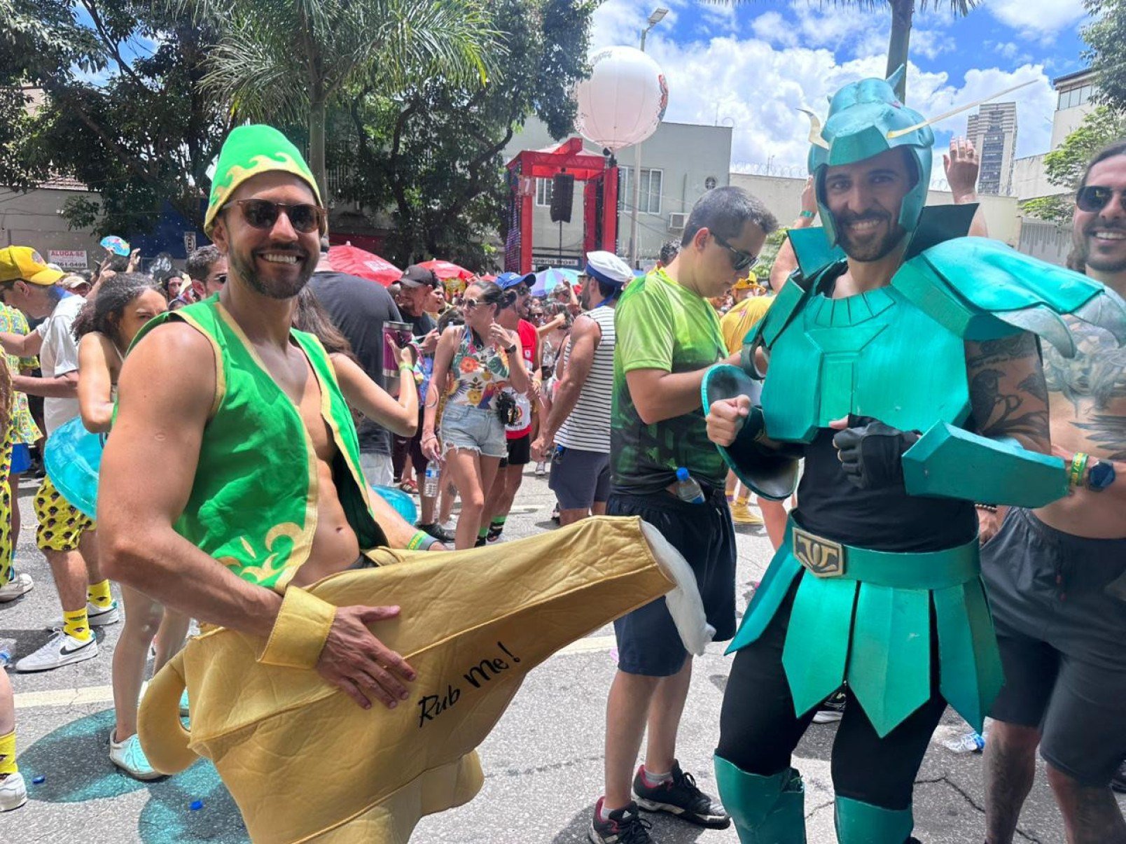 Sob o sol quente da manhã, na Avenida Brasil, o Beiço do Wando embalou foliões que cantavam em coro o clássico 