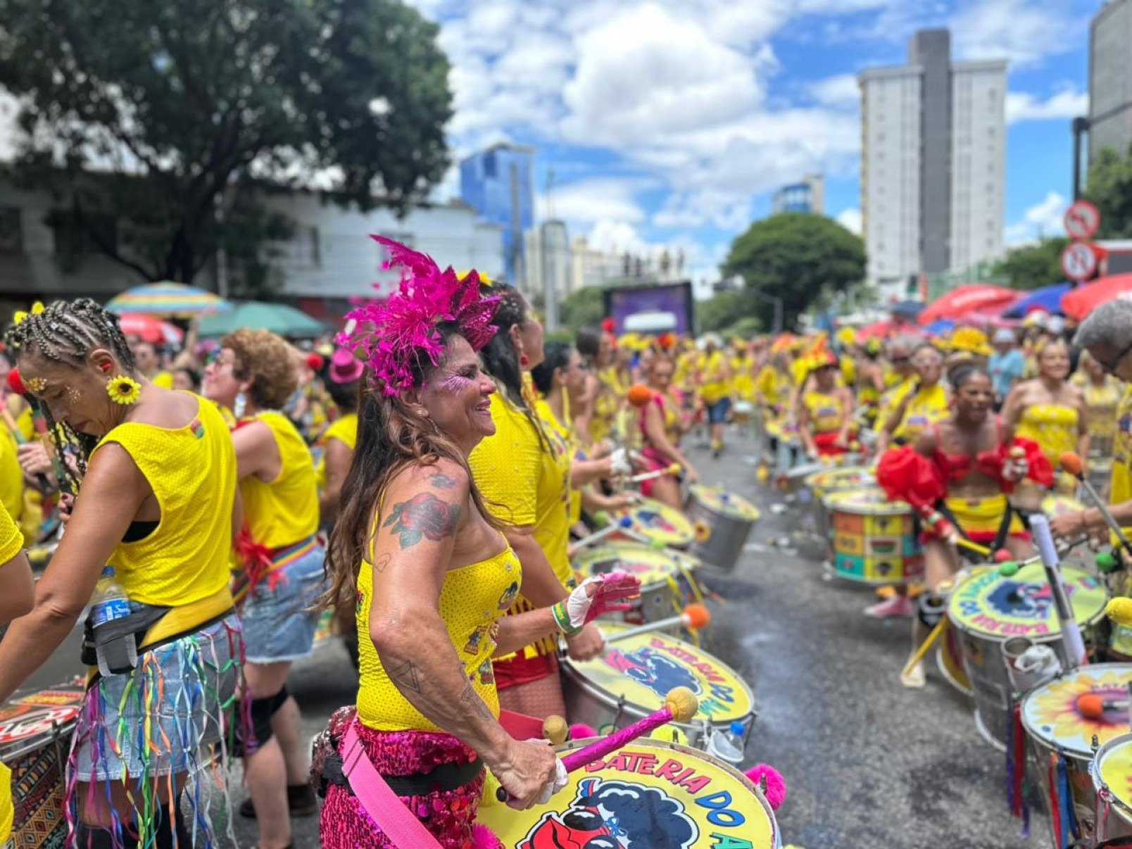 Sob o sol quente da manhã, na Avenida Brasil, o Beiço do Wando embalou foliões que cantavam em coro o clássico 