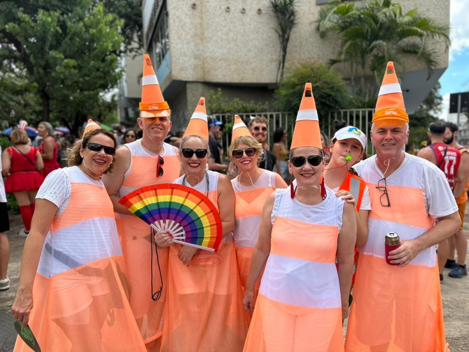 Cones de tr&acirc;nsito chamam a aten&ccedil;&atilde;o na Avenida Brasil