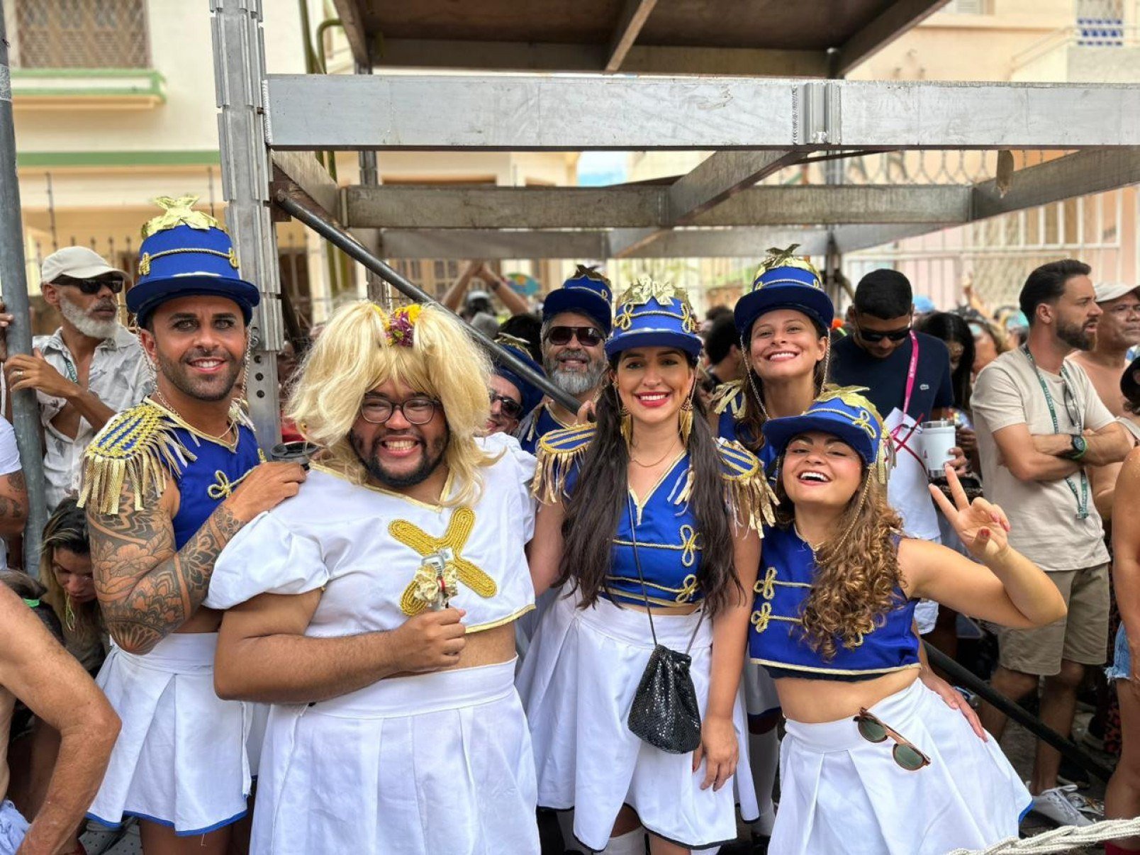 Amigos vindos de Ipatinga, no Vale do A&ccedil;o, se fantasiam de Xuxa e Paquitas em BH
