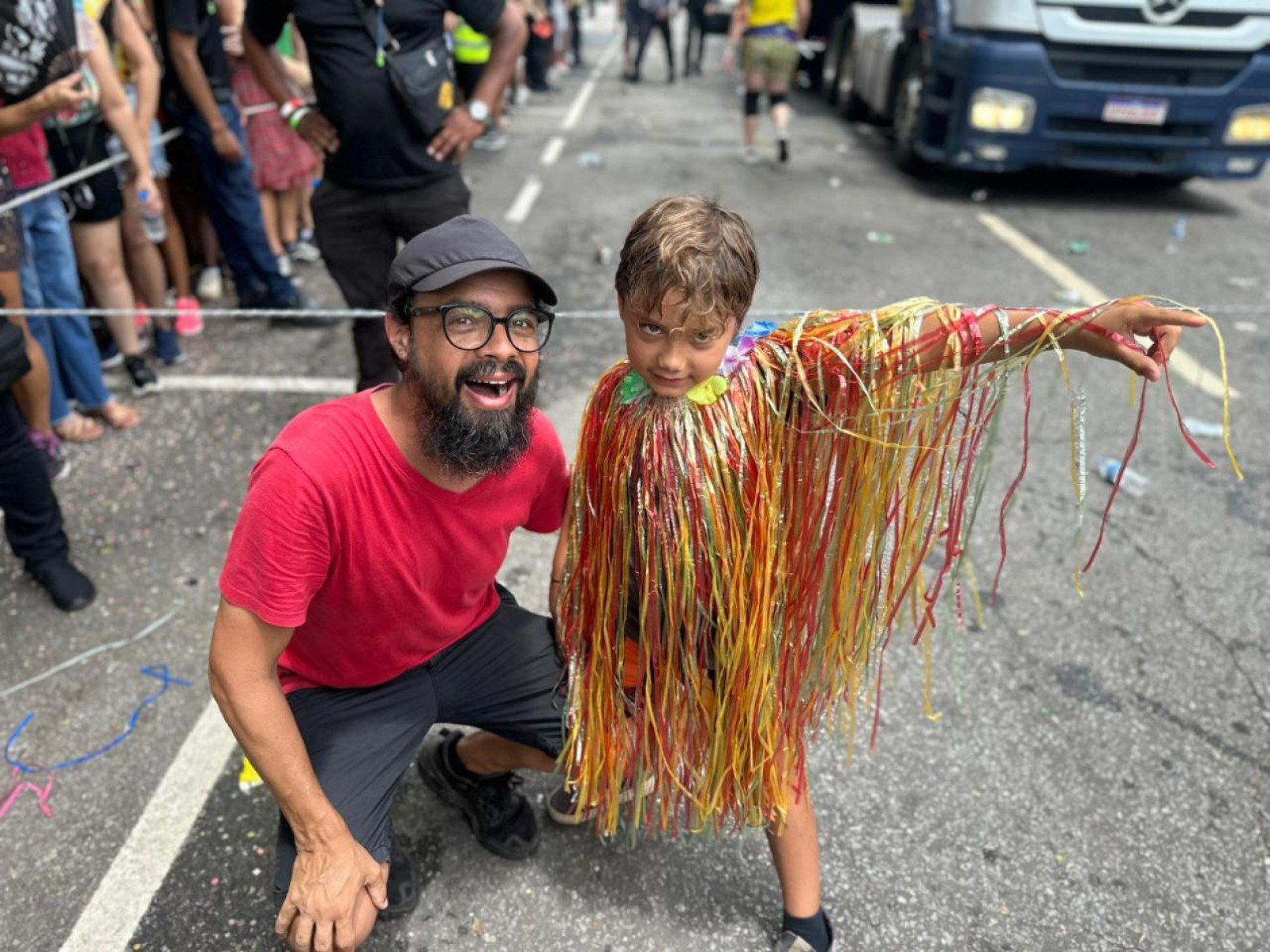 Jesus Cardoso leva pela primeira vez o filho João, de 7 anos, que observa atento cada batida-Quéren Hapuque/EM/D.A. Press
