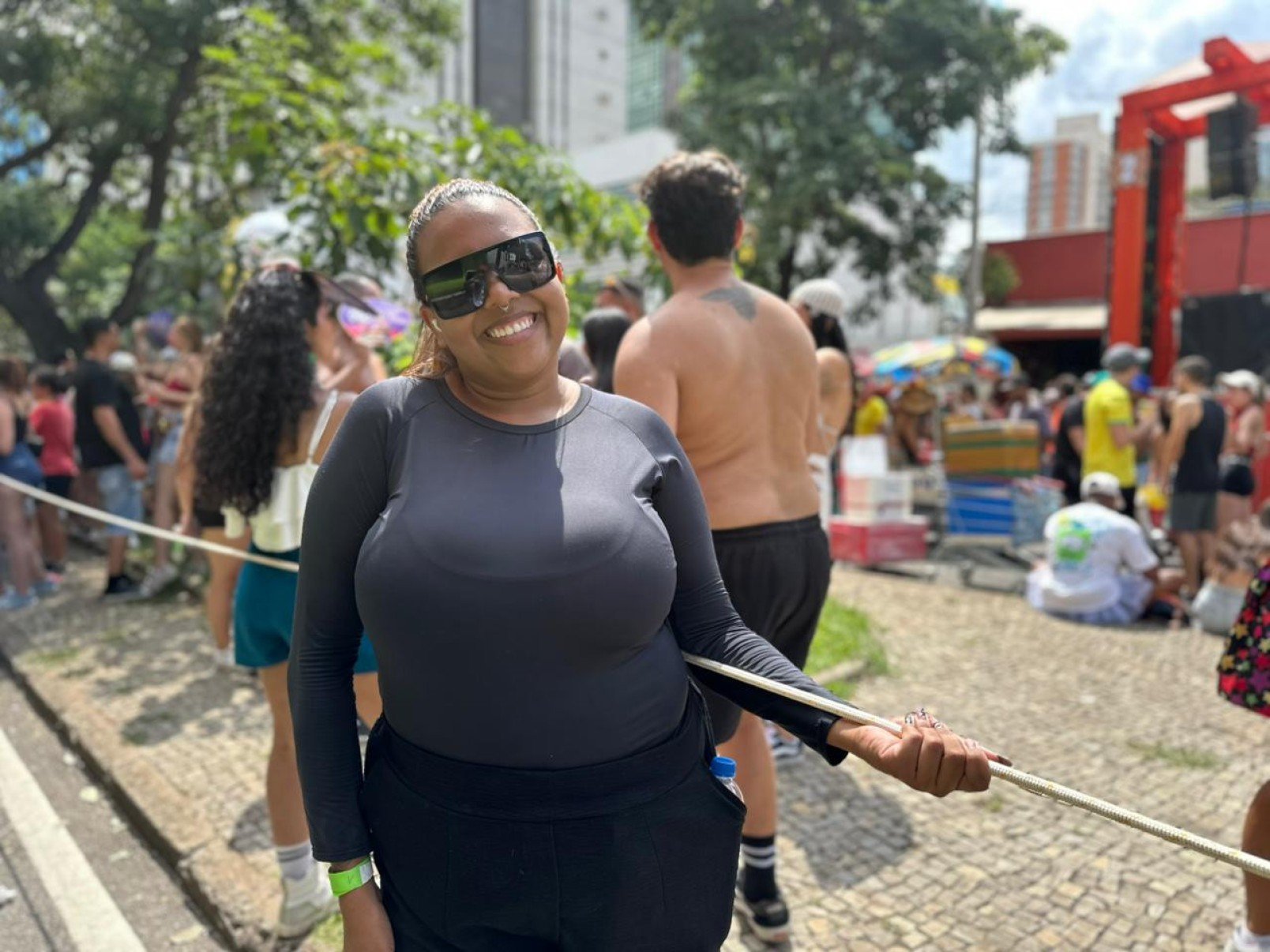 O avanço dos blocos depende do trabalho dos cordeiros, responsáveis por segurar a corda que delimita o espaço da bateria e do trio elétrico-Quéren Hapuque/EM/D.A. Press