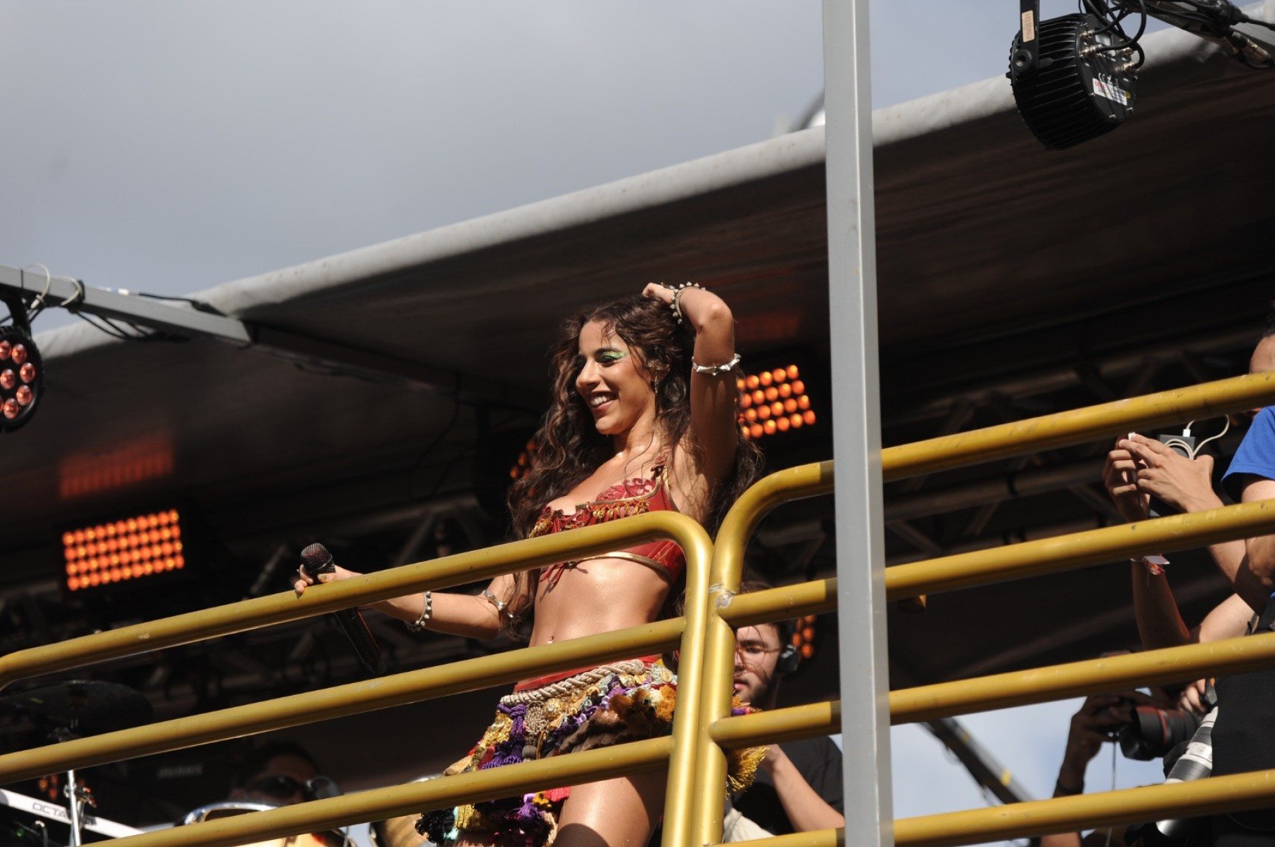 O Marinada, primeiro bloco da cantora Marina Sena, reúne multidão em frente ao Mineirão, na Pampulha, neste domingo (15/2) de carnaval