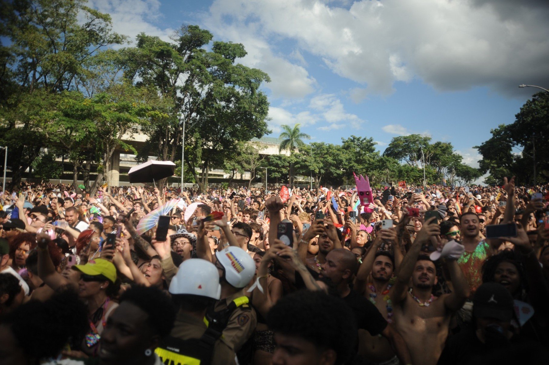 'Quero &aacute;gua', gritam foli&otilde;es que est&atilde;o na lateral do trio