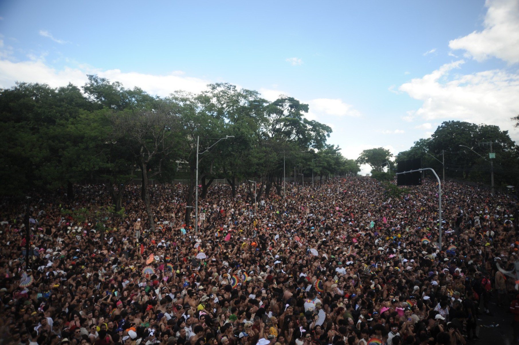O Marinada, primeiro bloco da cantora Marina Sena, reúne multidão em frente ao Mineirão, na Pampulha, neste domingo (15/2) de carnaval
