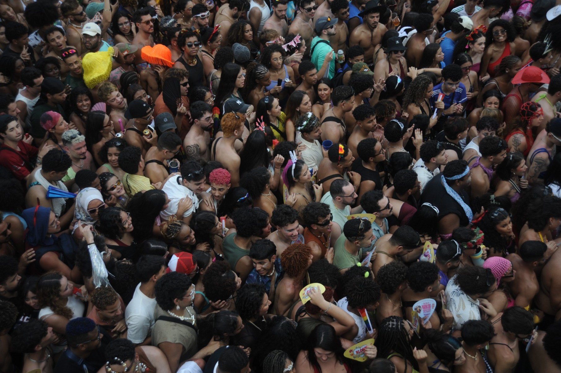 As pessoas estão recorrendo ao leque para tentar aliviar o calorão