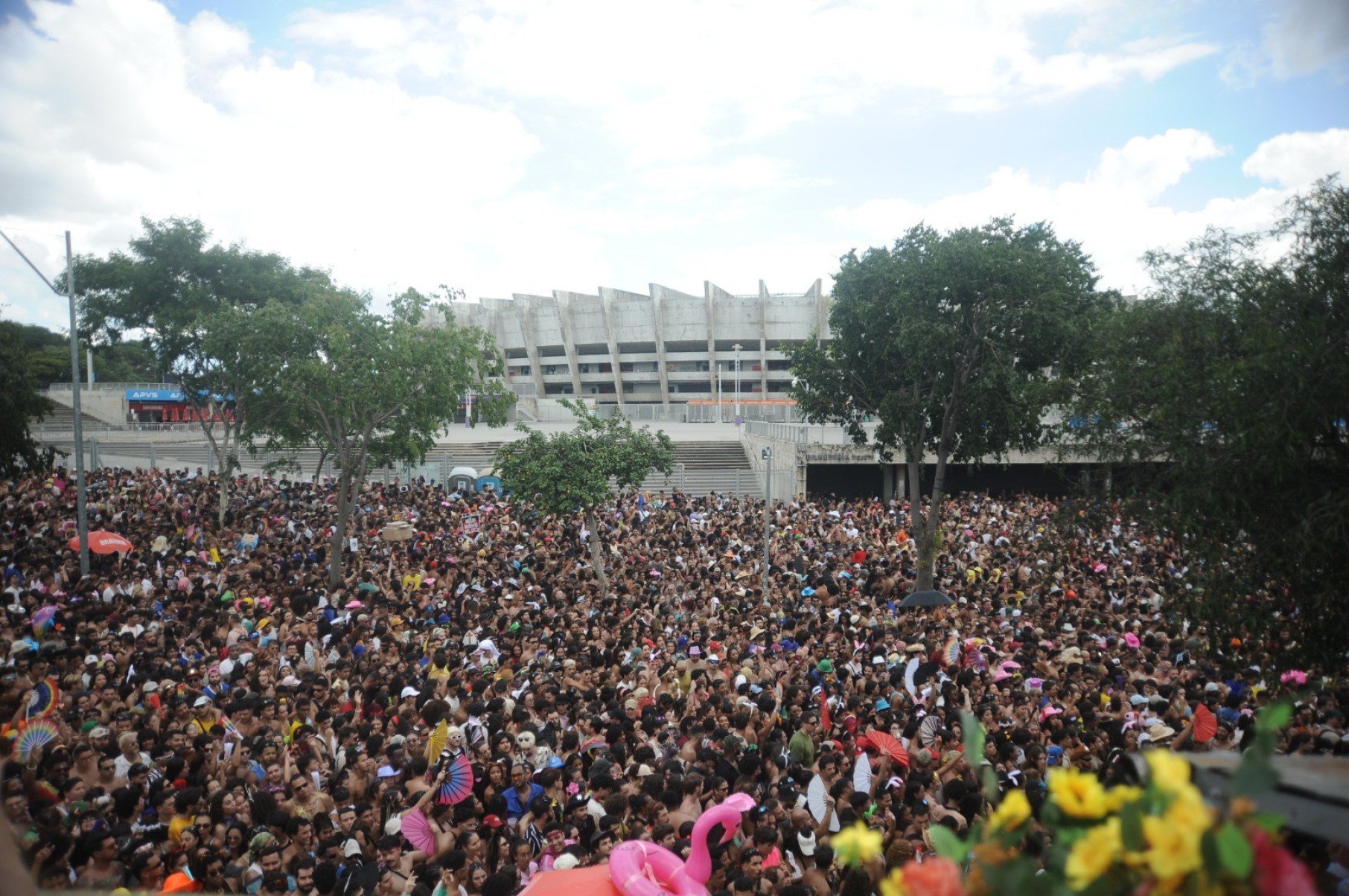 A Avenida Ant&ocirc;nio Abrah&atilde;o Caram est&aacute; lotada e faz muito calor