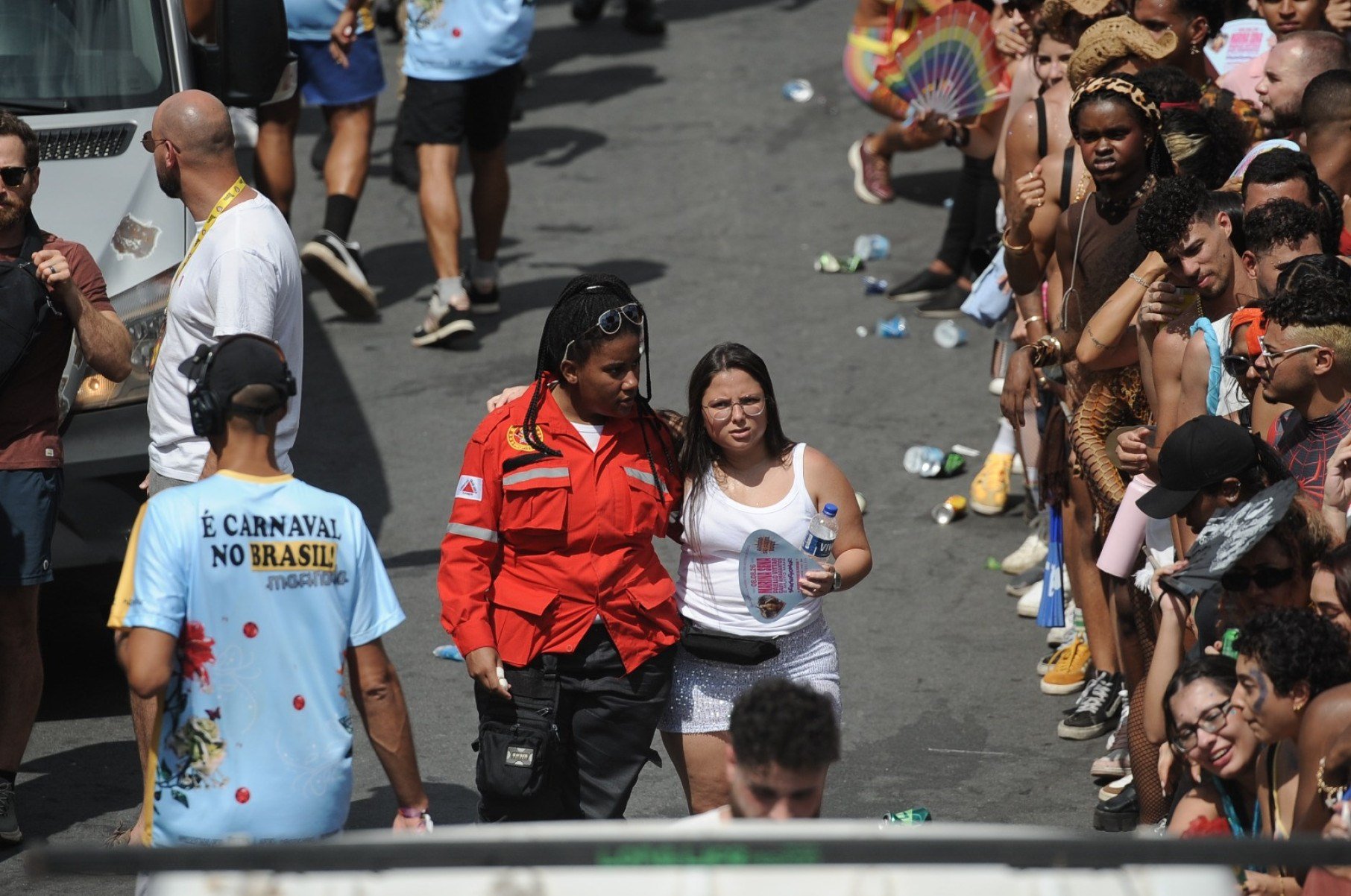 Aglomera&ccedil;&atilde;o e calor fizeram alguns foli&otilde;es passarem mal