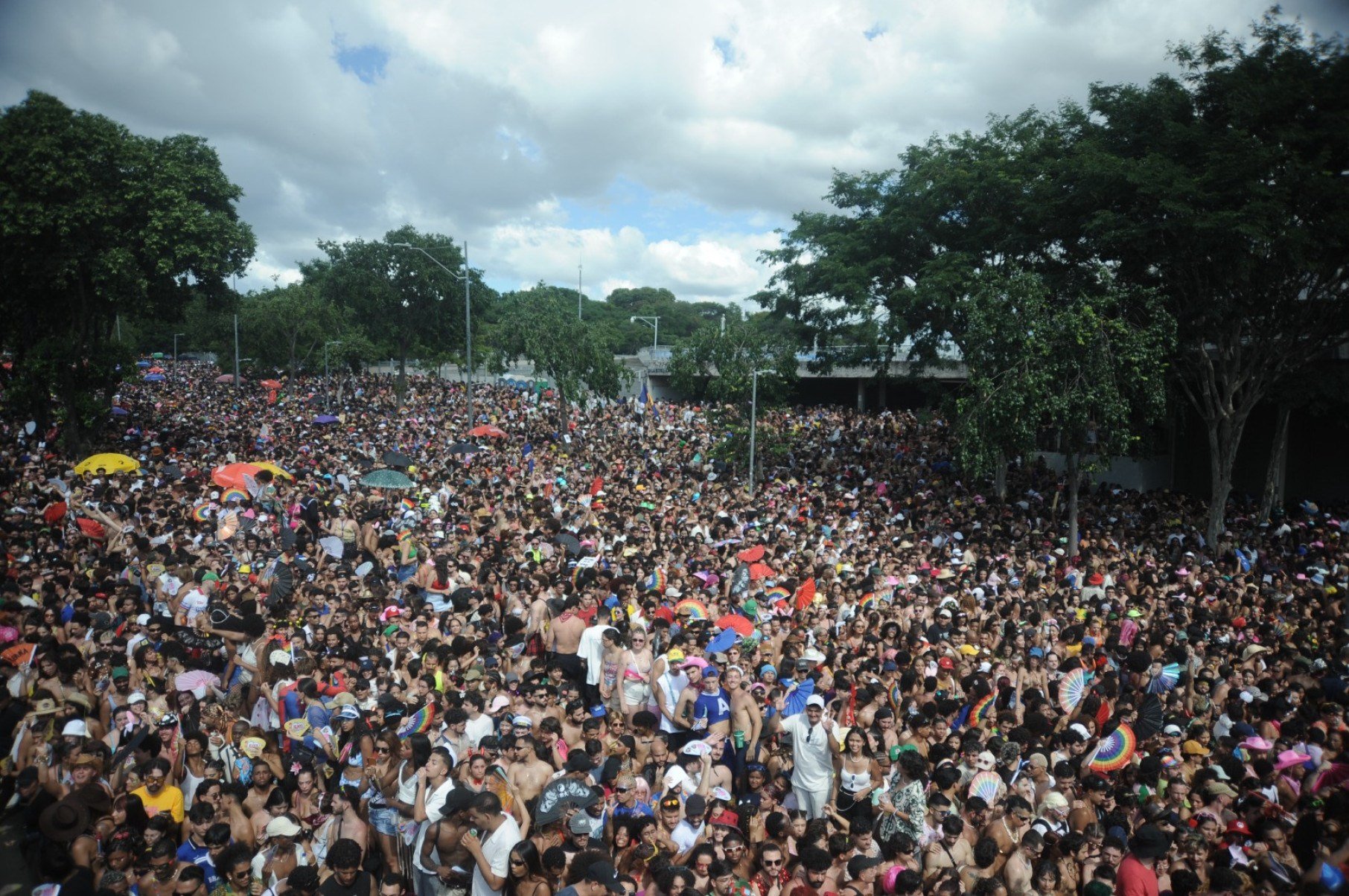 A concentra&ccedil;&atilde;o estava marcada para 13h, e, antes mesmo de a artista chegar, as pessoas ao redor do trio passaram mal