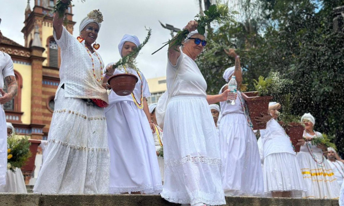Cortejo do bloco Baianas Ozadas