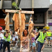 Alegria, protesto e denúncia marcam desfile das Baianas Ozadas - Quéren Hapuque