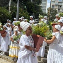 Baianas Ozadas lavam escadarias da Igreja São José e abrem desfile em BH - Quéren Hapuque