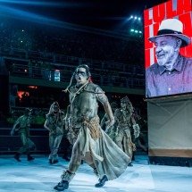 Comissão de frente com Temer, Bolsonaro de Bozo, Lula e Dilma marca desfile - RAFAEL SACHARNY/Agencia Enquadrar/Folhapress