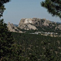 Famoso Monte Rushmore exalta líderes históricos com rostos esculpidos em rocha - Imagem de Richard Emerson por Pixabay