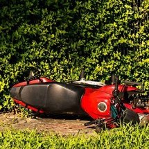 Casal morre ao bater moto em cabo que rebocava carro alegórico em BH - Reprodu&ccedil;&atilde;o/Redes Sociais