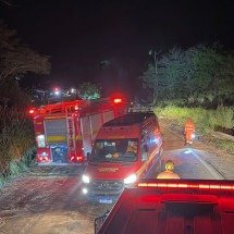Carreta pega fogo ao bater em guincho e interdita MG-262 por duas horas - CBMMG