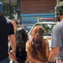 Policiais fantasiados da turma do 'Chaves' prendem 5 suspeitos em blocos  -  Divulgação Polícia Civil