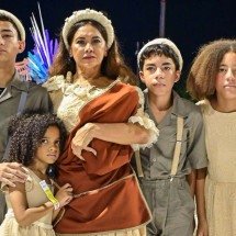 Dira Paes surpreende e representa mãe de Lula na Acadêmicos de Niterói - Folhapress