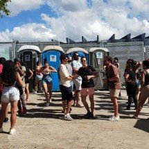 Foliões reclamam de falta de banheiros no carnaval da Pampulha, em BH - Melissa Souza