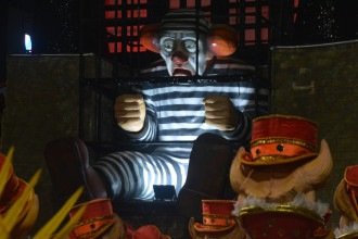 Jair Bolsonaro retratado como o palhaço Bozo no desfile da Acadêmicos de Niterói, no domingo, 15/02/26 -  (crédito:  Fausto Maia/Thenews2/Folhapress)