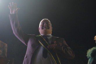 Boneco gigante de Lula em carro alegórico da Acadêmicos de Niterói, em desfile neste domingo (15/02/26) que homenageou o presidente da República -  (crédito: Fausto Maia/Thenews2/Folhapress)