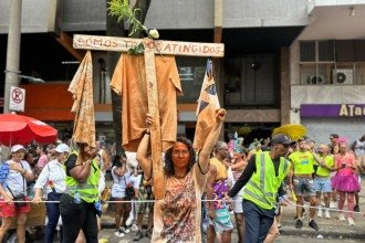 Foliã protesta por Mariana e Brumadinho em meio ao desfile das Baianas Ozadas -  (crédito: Quéren Hapuque)