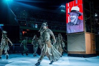 Comissão de frente da Acadêmicos de Niterói, em desfile na Marquês de Sapucaí, em homenagem ao presidente Lula,no domingo, 15/02/26 -  (crédito: RAFAEL SACHARNY/Agencia Enquadrar/Folhapress)