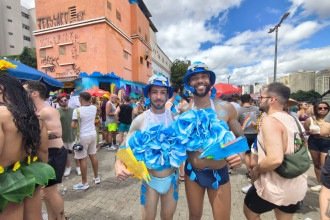 Foliões se fantasiam de chuva para o Carnaval de BH -  (crédito: Izabella )