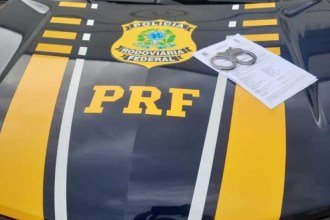 Prisão ocorreu no decorrer da abordagem de um pedestre, que manuseava fios de cobre à margem da rodovia -  (crédito: PRF)