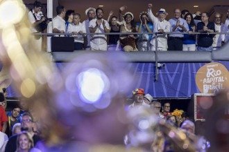 O presidente Lula assiste desfile da escola de samba Acadêmicos de Niterói, com o enredo 'Lula, o operário do Brasil', no primeiro dia de desfile do grupo especial das escolas de samba do Rio de Janeiro, na Marques de Sapucaí, em 15/02/26 -  (crédito: Eduardo Anizelli/Folhapress)