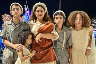 Dira Paes como Dona Lindu no desfile da Acadêmicos de Niterói, na primeira noite do desfile na Sapucaí, no RJ -  (crédito: Folhapress)