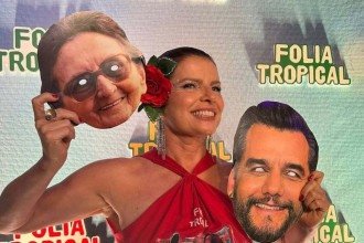 Debora Bloch no camarote Folia Tropical, na primeira noite do desfile do Grupo Especial na Sapucaí, no Rio de Janeiro  -  (crédito: Cleo Guimarães/Folhapress)