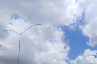 Alguns vestem verde e amarelo, cores do Brasil, homenageando o desfile -  (crédito: Alessandra Mello /EM/D;A.Press)