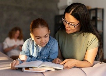 A criança precisa sentir que há alguém ali que a compreende, mas que também a orienta, organiza e contém -  (crédito: Freepik)