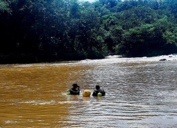 Militares do 10º Batalhão do Corpo de Bombeiros encontram o corpo da vítima no fim da manhã desta segunda-feira (16/2) -  (crédito: Corpo de Bombeiros)