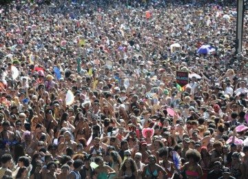Carnaval pedagogizado: quando a eficiência sufoca a liberdade. Na foto, Bloco Marinada na Pampulha, em Belo Horizonte, nesse domingo (15/2)  -  (crédito: Alexandre Guzanshe/EM/D.A/Press)