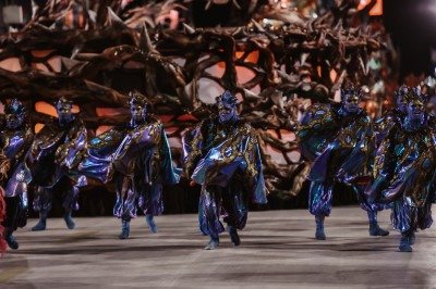 <p>No regulamento do Carnaval Carioca, as escolas são avaliadas em nove quesitos. Com a virada do século, um deles passou por uma grande transformação e é muito esperado pelos foliões: A Comissão de Frente. Considerada como o cartão de visitas das agremiações, ela agora tem a missão de descrever o enredo e a cada ano surpreende com efeitos especiais e muita dança.</p>
 -  (crédito: Diego Mendes/Flickr)