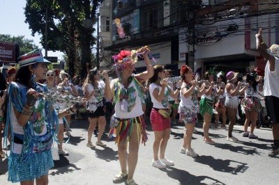 <p>Os blocos estão nas ruas do Rio. E longe do Sambódromo da Sapucaí e dos desfiles na TV vive firme e forte outra tradição carnavalesca do Rio de Janeiro. </p>
 -  (crédito: Joana Coimbra /Riotur FlickR)