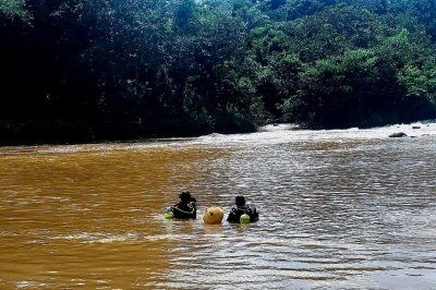Militares do 10º Batalhão do Corpo de Bombeiros encontram o corpo da vítima no fim da manhã desta segunda-feira (16/2) -  (crédito: Corpo de Bombeiros)