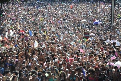 Carnaval pedagogizado: quando a eficiência sufoca a liberdade. Na foto, Bloco Marinada na Pampulha, em Belo Horizonte, nesse domingo (15/2)  -  (crédito: Alexandre Guzanshe/EM/D.A/Press)