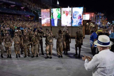 Presidente Lula aplaude desfile da Acadêmicos de Niterói em homenagem a ele, na Marquês de Sapucaí, no Rio de Janeiro, em 15/02/26 -  (crédito:  Eduardo Anizelli/Folhapress)