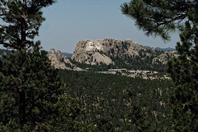 <p>Na cidade de Keystone, no estado da Dakota do Sul, fica um dos monumentos mais famosos dos Estados Unidos, o Monte Rushmore. </p>
 -  (crédito: Imagem de Richard Emerson por Pixabay)