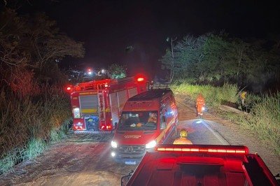 Três pessoas ficaram feridas e foram levadas conscientes para a Unidade de Pronto Atendimento de Mariana  -  (crédito: CBMMG)