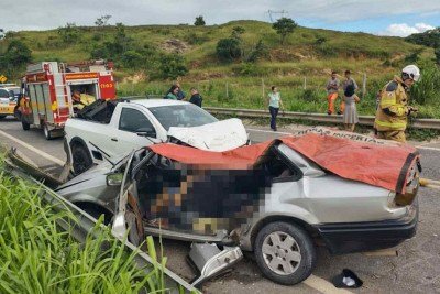 Verona e Saveiro acidentados na BR-259 deixaram um saldo de quatro mortos e dois feridos, sendo que apenas uma criança de 9 anos sobreviveu da sua família -  (crédito: PMMG/PMRv)